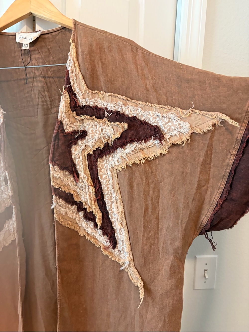 Oli & Hali Brown Open-Front Star Appliqué Cape - Picture 4 of 6